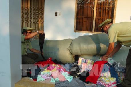 Bình Phước thu giữ hàng nghìn sản phẩm quần áo không có nhãn mác