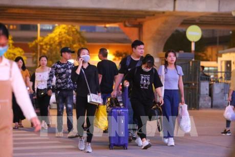 Người dân ùn ùn trở về quê, nhiều tuyến đường Thủ đô tắc nghẽn