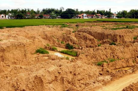 Sản xuất gạch không nung - Bài 1: Bán đất sét ruộng bất chấp thiệt hại