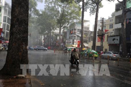 Cảnh báo lốc, sét, mưa đá và gió giật mạnh