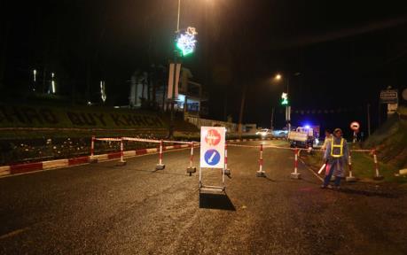 Xe khách lên Đà Lạt đâm trực diện xe máy đổ đèo, 2 người thương vong