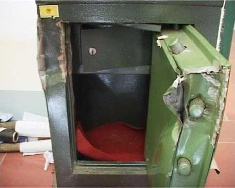 Câu kết với người nước ngoài trộm hơn 600 triệu đồng, 2 đối tượng bị tạm giữ hình sự