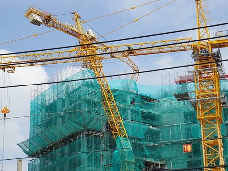 Cần cẩu bất ngờ đổ sập, ít nhất 8 người thương vong