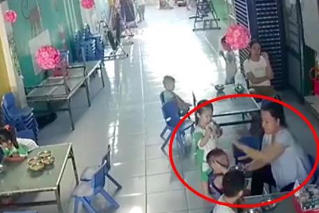 Xuất hiện clip bảo mẫu đánh liên tiếp vào đầu bé trai lúc cho ăn