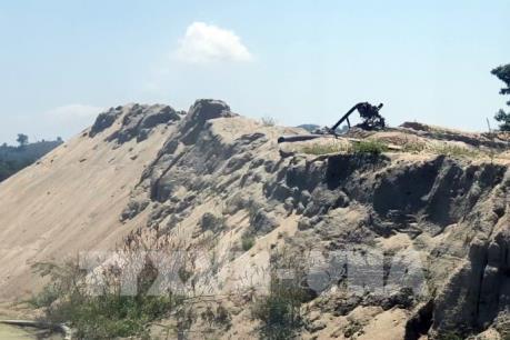 Không đăng ký, đăng kiểm vẫn công khai khai thác cát trên sông Krông Nô