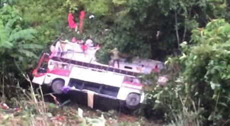 Ít nhất 10 người thiệt mạng vì xe khách mất lái, lao xuống hẻm núi