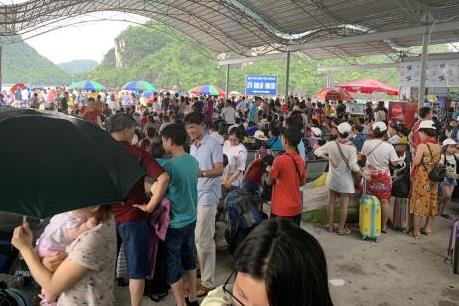 Cảng Cái Rồng đông nghẹt người chờ tàu