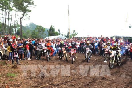Bắt đầu giải "đua xe mô tô, ô tô địa hình" trên Cao nguyên đá 