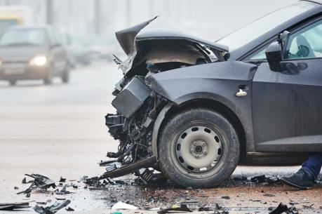 Ô tô lao vào trung tâm mua sắm, 9 người bị thương