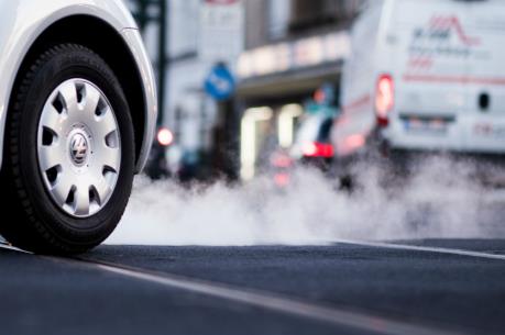 Ô tô lao vào trung tâm thương mại, 9 người bị thương