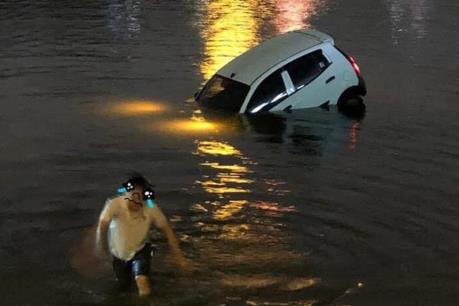 Hà Nội: Ô tô 4 chỗ bất ngờ lao xuống hồ Linh Đàm