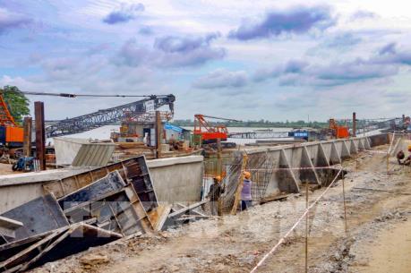 Chưa có giải pháp xử lý sạt lở bờ sông Ô Môn