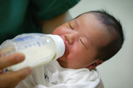 Trẻ chỉ uống sữa công thức có nguy cơ cao béo phì