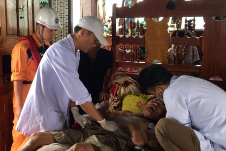 Cấp cứu khẩn cấp thuyền viên bị nạn tại Quảng Bình