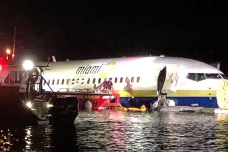 Máy bay Boeing 737 chở 136 hành khách lao xuống sông