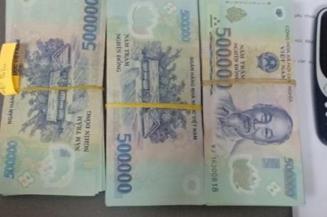 Trao trả trên 200 triệu đồng tiền mặt kèm tài sản giá trị khách quên trên máy bay         