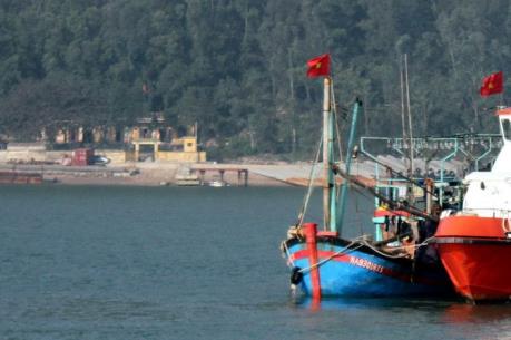 Cứu hộ thành công tàu cá mắc cạn vào đá ngầm