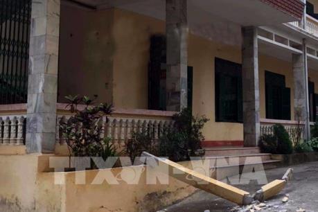 Bị thanh bê tông lan can rơi trúng đầu, 2 học sinh nhập viện cấp cứu