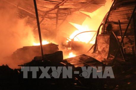 Lửa bùng phát dữ dội, chùm kín 2.000m2 vựa ve chai