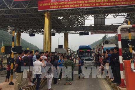 Xả trạm Hòa Lạc - Hòa Bình vì người dân phản đối thu phí gây ùn tắc hàng km