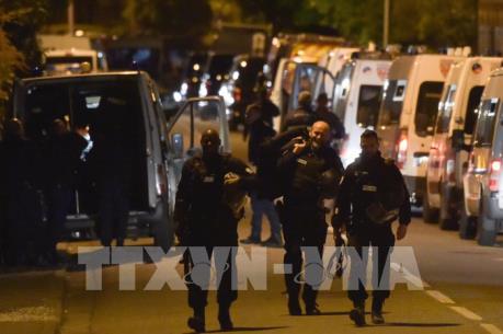 Vụ bắt con tin tại Pháp: Thủ phạm vẫn cố thủ, 4 người được trả tự do