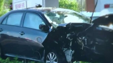 Ô tô lao vào phần đường người đi bộ, nhiều trẻ em bị thương nặng 