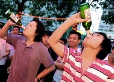 Tiêu thụ rượu bia của Trung Quốc tăng 70%