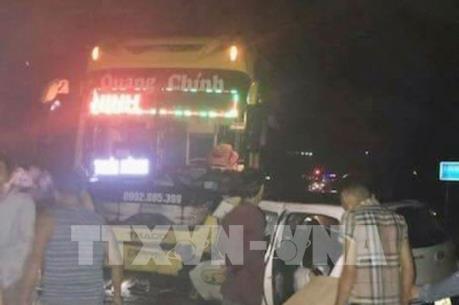Bị xe khách đâm, 3 người trên xe taxi tử vong