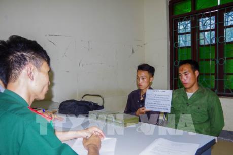 Bắt quả tang hai đối tượng vận chuyển 8 bánh heroin