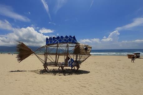 "Chú cá Bống" "ăn" rác nhựa trên bãi biển Đà Nẵng