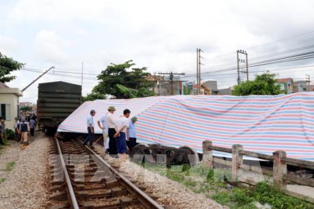 Tàu chở hàng trật bánh, giao thông trên tuyến đường sắt Bắc Nam tê liệt