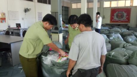 Thu giữ gần 10 tấn quần áo đã qua sử dụng không rõ nguồn gốc