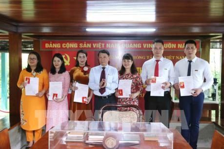 Đảng ủy TTXVN trao thẻ Đảng viên tại Khu di tích Chủ tịch Hồ Chí Minh trong Phủ Chủ tịch.