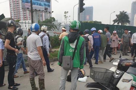 Hà Nội: Ô tô gây tai nạn liên hoàn, 2 người bị thương