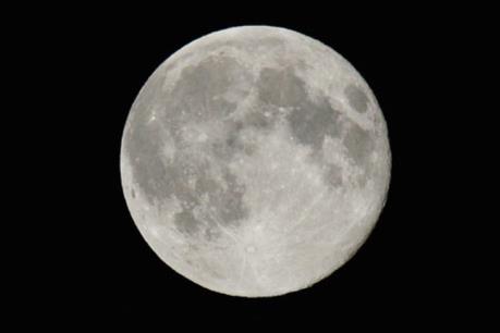 Mặt Trăng đang co lại như hiện tượng trái nho khô