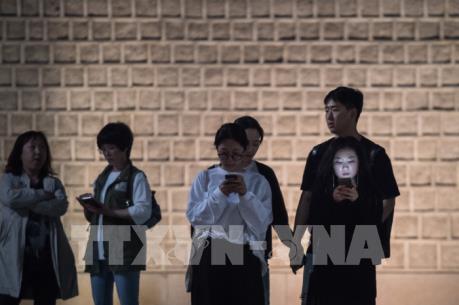 Cảnh báo tình trạng giới trẻ nghiện điện thoại thông minh và Internet