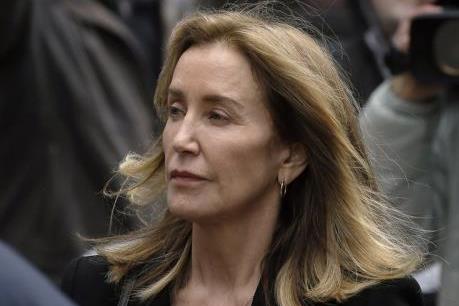 Bê bối "chạy trường" ở Mỹ: Diễn viên Felicity Huffman nhận tội hối lộ