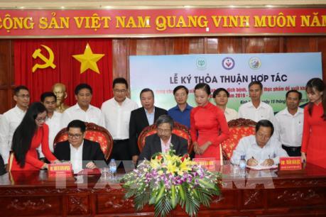 Ký hợp tác xây dựng chuỗi sản xuất thịt gà an toàn dịch bệnh xuất khẩu