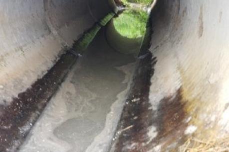 Xe bồn bất ngờ xả chất thải xuống cống ven đường cao tốc Trung Lương