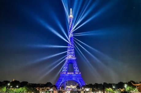 Pháp mừng Tháp Eiffel tròn 130 tuổi bằng bữa tiệc ánh sáng