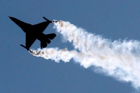 Máy bay chiến đấu đâm vào tòa nhà gây hỏa hoạn