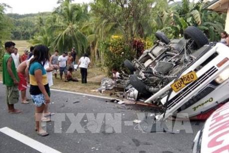 Xe khách đâm thẳng xe tải ngược chiều làm 8 người tử vong tại chỗ