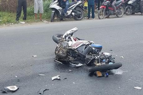 Xe máy đâm xe máy kéo khiến 2 người tử vong