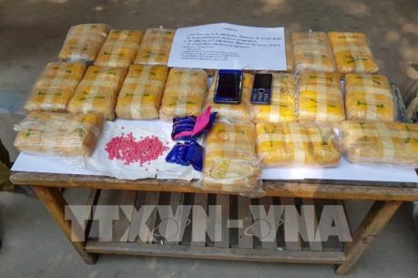 Bắt hai đối tượng người Lào vận chuyển 120.000 viên ma túy