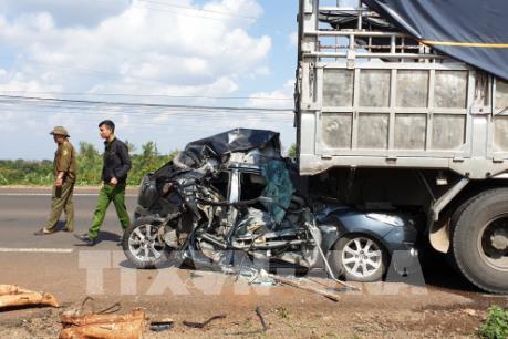 2 người nhập viện cấp cứu sau tai nạn liên hoàn do container mất lái