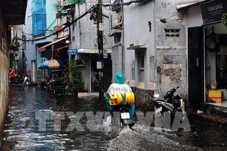 Giao thông tại TP.HCM ùn ứ do mưa ngập