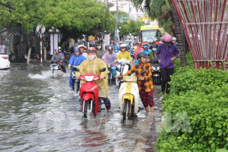 Mưa lớn làm ngập phần lớn các tuyến đường nội ô thành phố Bạc Liêu