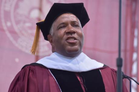 Một tỷ phú tuyên bố trả nợ học phí cho 400 sinh viên Mỹ