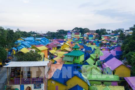 Ngắm ngôi làng cầu vồng rực rỡ sắc màu ở Indonesia