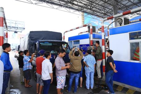 Trạm BOT T2 bị ùn ứ do tài xế đồng loạt dừng xe, không mua vé